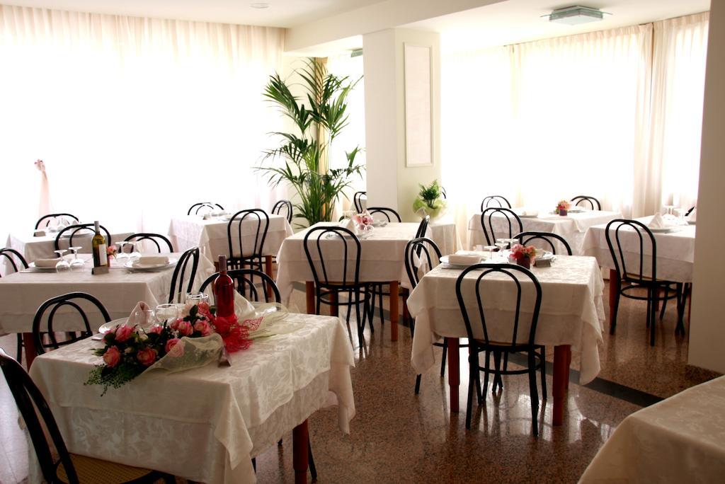 Hotel Astrid Cervia Eksteriør bilde